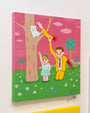 The Joan Cornellà-style painting features a joyful man in a yellow suit with extended arms reaching up to a tree for a white cat, as a child in blue points upward. Both have detached hands with red paint. This acrylic on canvas depicts the scene against a pink sky and green grass.